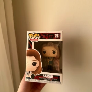 Funko Pop! Movies The Craft Sarah #751 - Samlarfigur från Funko Pop! Movies, The Craft Sarah #751. Figuren är i originalförpackning i nyskick utan synliga skador eller slitage. Perfekt för samlare och fans av filmen The Craft.