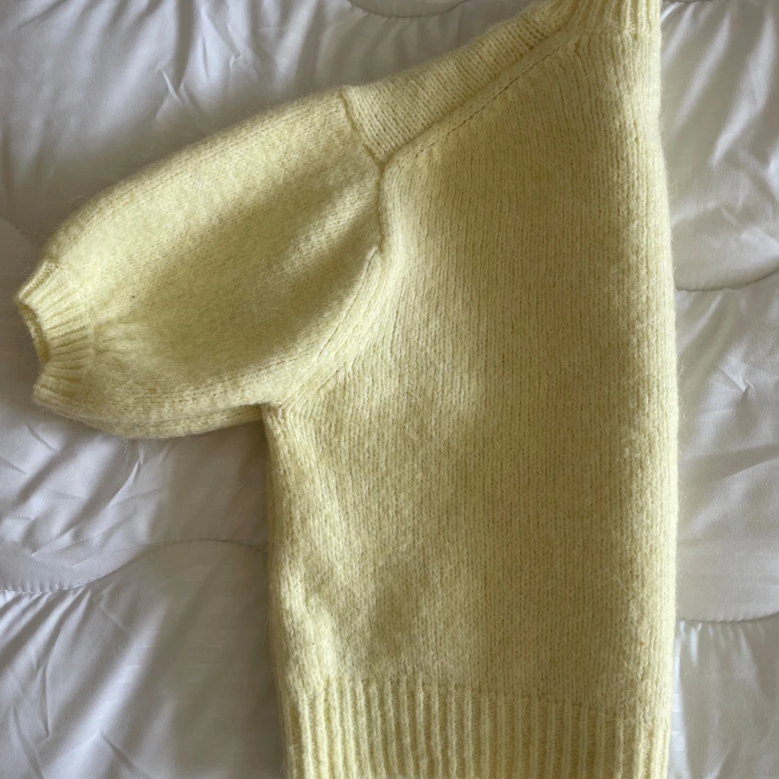 Gul stickad tröja från Zara - 2