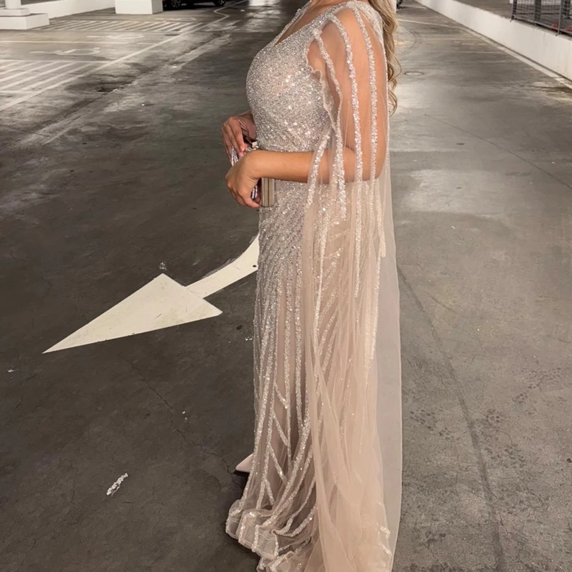 Champagnefärgad glittrig långklänning - 1
