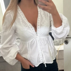 Söt vit blus - Säljer denna snygga blusen!! Mycket bra skick 