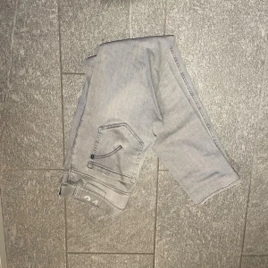 Dondup jeans - Dondup jeans gråa. Nya modellen! Mycket bra skick. Storlek 34. Sparsamt använda.