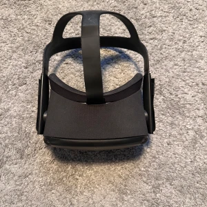 Meta Quest 1 (original) - Model: Meta Quest 1 (original)  Color: Black Storage: 64gb Comes without: charger and box Condition: Good condition, lightly used Battery in good condition Some minor signs of wear, but nothing affecting performance Fully functional — all features work as expected Fully updated and factory reset for a fresh start Includes: Headset + Controllers This is a great VR headset for anyone starting out in VR or looking for a more affordable option. Ready to use immediately after purchase.