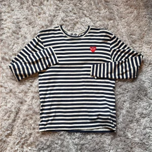 CDG PLAY Striped Navy Longsleeve Size M - Super nice Comme des garcons (CDG PLAY) randig navy/vit longsleeve. Rekommenderar starkt, 100% cotton. Sparsamt använd, inga synliga defekter.