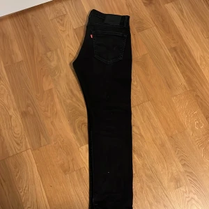 Svarta Levi's 502 - Tja! Säljer dessa feta levis 502 i storlek W31 L30💯💯 Jeansen är i mycket bra skick och pris kan diskuteras och kan skicka fler bilder vid förfrågan🤙💯