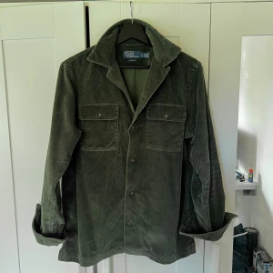 Polo Ralph Lauren Overshirt - Säljer en riktigt fet Ralph Lauren manchester overshirt! Perfekt nu till hösten. (Storlek S) 10/10 skick, helt ny utan tags, använd ett fåtal gånger. Nypris ligger på 2395kr. Hör av er vid frågor🔥