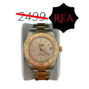 Seiko Mod Yacht-Master(Valfritt armband på köpet) - Stilren Seiko Mod klocka med tvåfärgad länk i guld och silver. Urtavlan är champagnefärgad med tydliga index och datumvisning. Boetten har en vridbar bezel i guldton och robust design. Perfekt accessoar för dig som gillar klassisk men modern stil. Alla länkar tillkommer självklart vid köp! Ställ gärna frågor vid tankar om köp‼️🙌