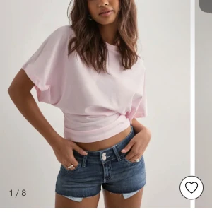 blå jeansshorts med snygga fickor!! - Snygga blå jeansshorts från Nelly med låg midja, väldigt bekväma o aldrig använda! jag säljer de pågrund av att jag inte använder jeansshorts! nytt skick och aldrig använda! nypris 499🩵