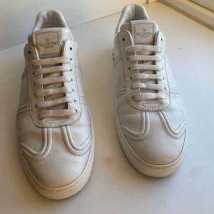 Valentino flycrews  - Snygga vita flycrews från Valentino Garavani. De är äkta såklart! De är lite använda men det är enkelt att fixa till dem. Hör av vid minsta fundering, tar gärna emot bud!