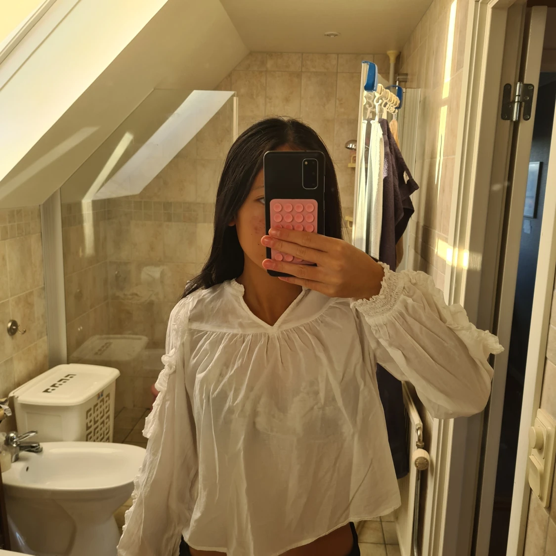 Vit blus med volangdetaljer