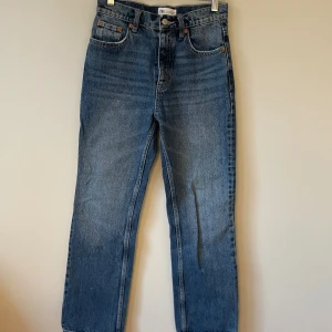 Blå raka jeans från Zara, strl 34 - Klassiska blå jeans från Zara i rak modell med fem fickor och knappgylf. Jag är 167 och dom är korta i benen för mig. 