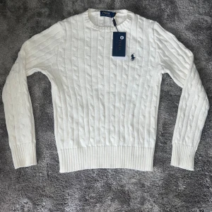 Vit kabelstickad tröja Polo Ralph Lauren - Kabelstickad vit tröja från Polo Ralph Laurent. Tröjan är i bomull och storlek s.