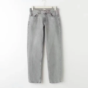 Grå raka jeans med låg midja - Gråa jeans från Gina, straight low fit! Använda ett fåtal gånger och är i bra skick, säljer dem då de inte används längre