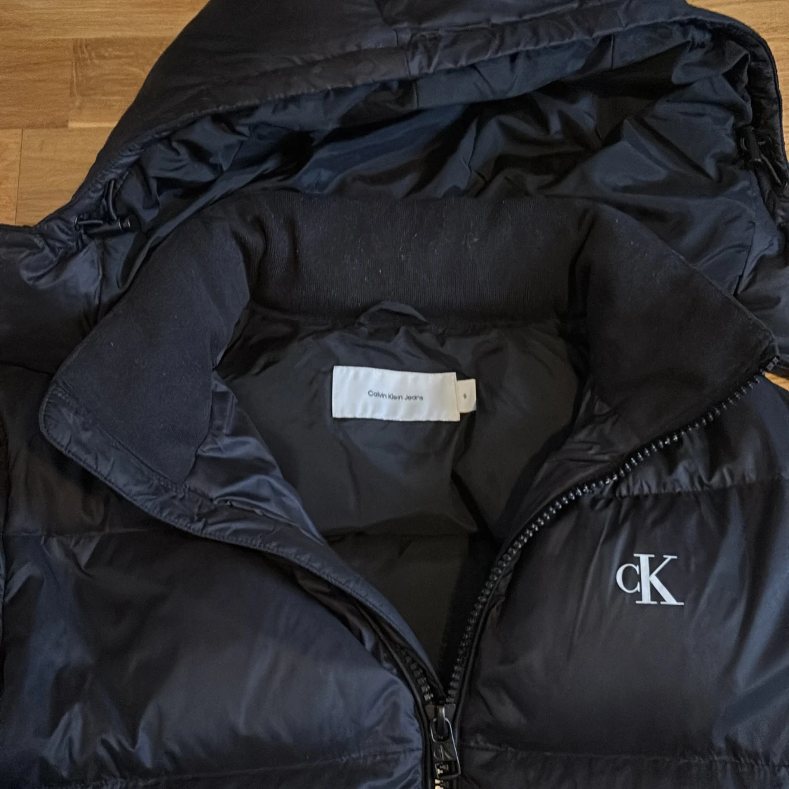 Svart pufferjacka från Calvin Klein Jeans, Storlek S - 1