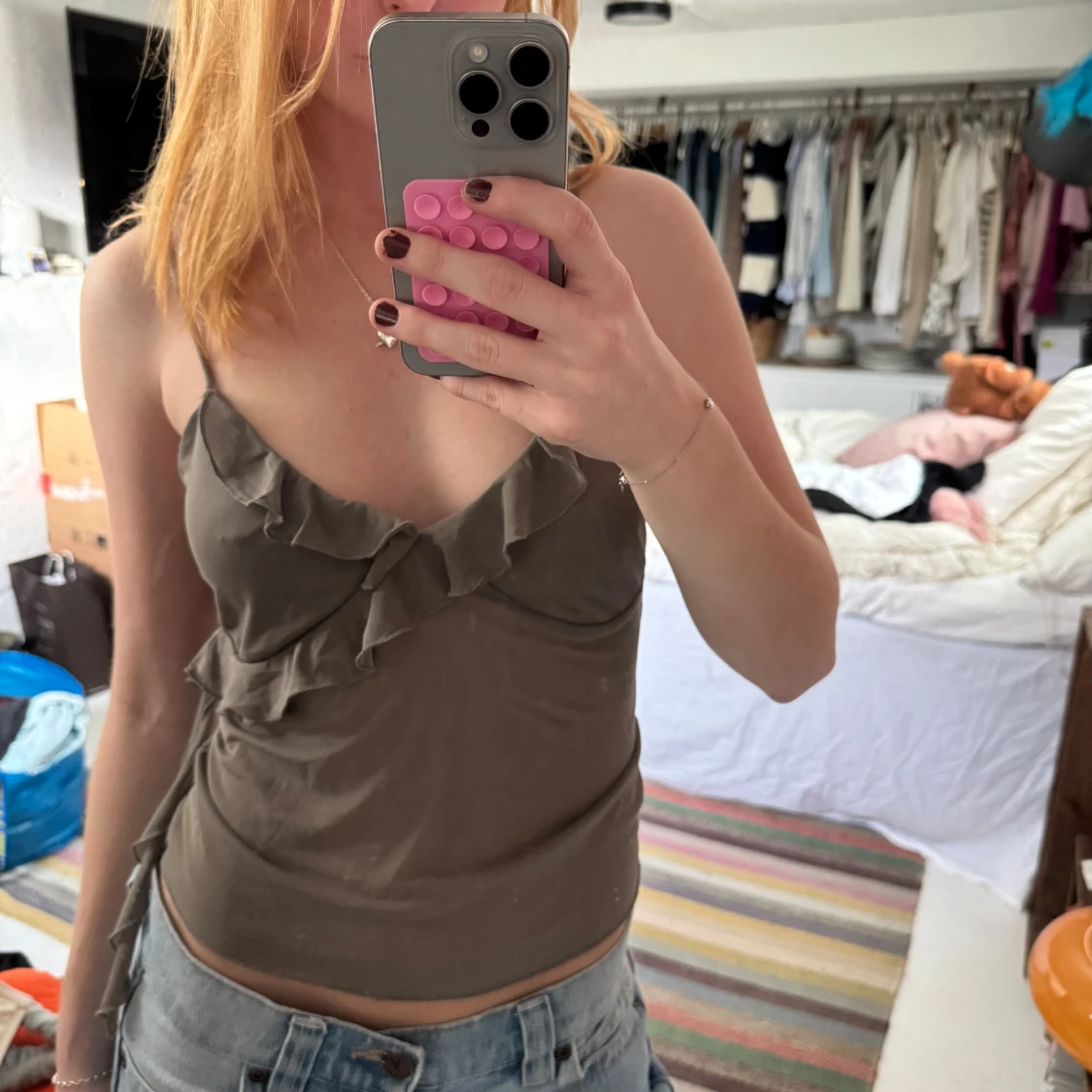 Khakigrön omlottopp med volang - 1