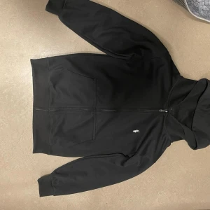 Polo zippertröja - Hej säljer min svarta polo tröja med en vit polo logo mycket varan är köpt i sommaren inte ett långt tag använd ett par gånger