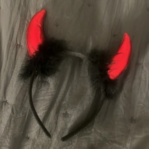Diadem med djävulshorn - Diadem med djävulshorn perfekt till halloween 