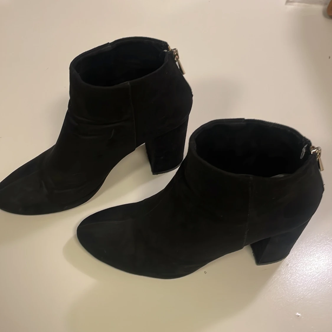 Svarta mocka stövletter med klack - 1