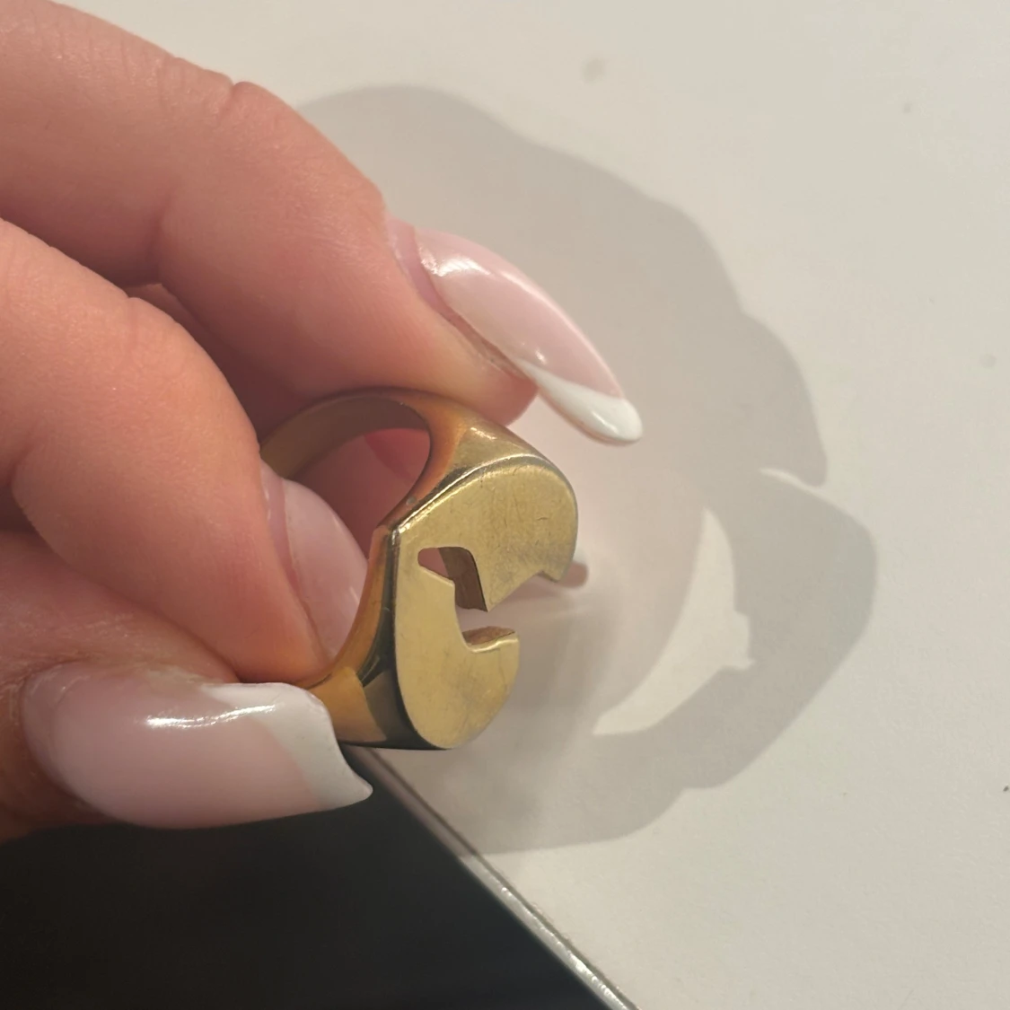 Guldfärgad ring med hjärtdesign - 1