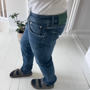 Jacob cohën jeans - Jacob cohën jeans type 622 c stretch. W33 , modellen är 180 cm och 75 kg. Mått A: 40  cm, B: 105 cm. Kom med frågor!  