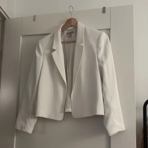 Kavaj - Säljer en vit kort kavaj från H&M, perfekt till festligare tillfällen 
