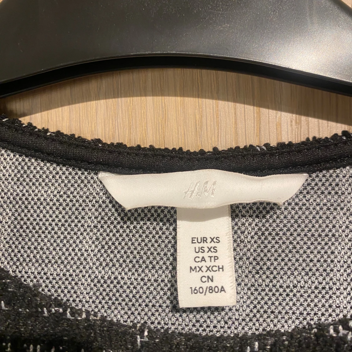 Svart rutig blus med silvriga knappar - 4