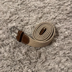 Flätat Bälte - | Condition: 10/10 | Color: Brown and Beige | What is included: The Belt | Retail price 299kr | 