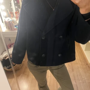 Mörkblå skepparkavaj från Stradivarius - Säljer en super fin kappa till hösten men tyvärr för liten, köpte den för ungifär 600 men säljer fär 300 men priset kan diskuteras💓💓