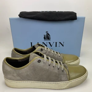 Lanvin skor  - Hej! Säljer nu dessa sjukt snygga lanvin skor. Skorna är i toppskick! Har begränsat antal boxar och dustbag. Hör av dig vid frågor. 