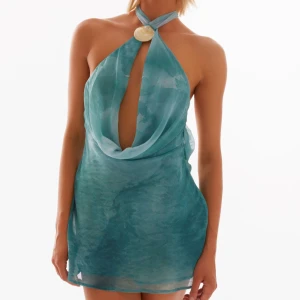 Mini dress - Jättefin turkos klänning från Peppermayo! Halterneck med öppen rygg och snyggt fall framtill. Aldrig använd, lappen sitter kvar – säljer eftersom den är för liten.