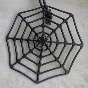 Svart halsband med spindelnätsdesign - Unikt svart halsband i skinn med ett coolt spindelnät i plast och en spindel i mitten. Halsbandet har smal rem och knyts med ögla. Perfekt för dig som vill sticka ut med en edgy accessoar. Perfekt till HALLOWEEN 