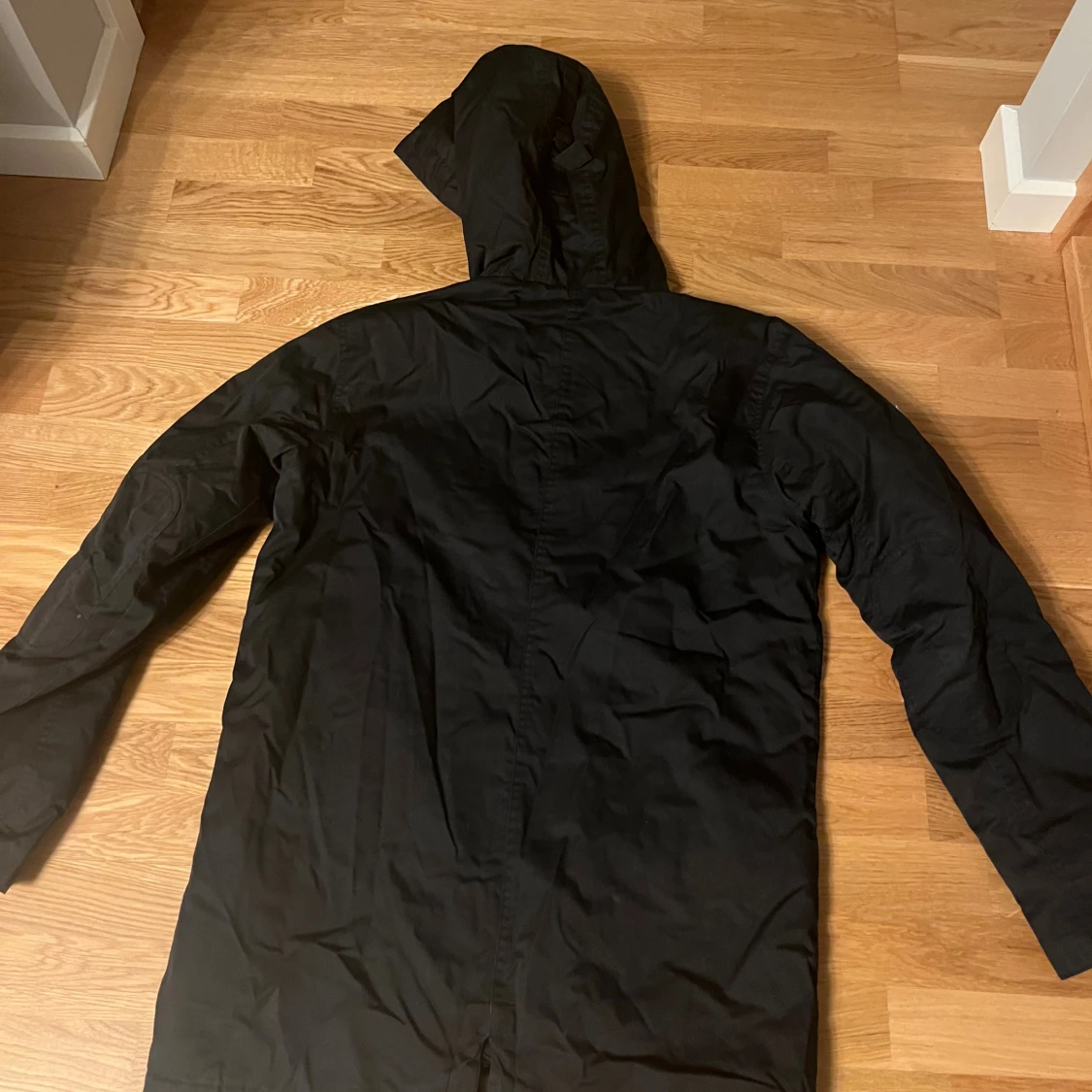 Svart Etirel parkajacka med huva - 1