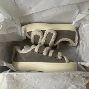 Inuikii sneakers  - Inuikii sneakers helt nya och i den grå färgen i storlek 36, men tycker de passar storlek 37 oxå 