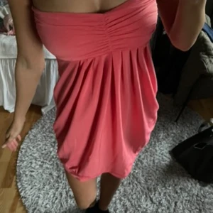 Coral klänning  - Jätte fin coral färgad klänning, sytt upp den själv. Köptes på Vinted men väldigt fint skick.  Står ingen storlek varken på etiketten eller tvätt lappen men jag uppskattar att det är en XS-S