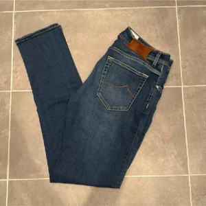 Jacob Cohën Nick Slim  - Ett par riktigt snygga jeans från Jacob Cohën i storlek W35 i modellen Nick Slim