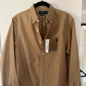 Ralph Lauren skjorta  - Snygg skjorta från Ralph lauren perfekt till sommaren och är i storlek Small, den är helt ny med taggen kvar och inköpt för 1400. Skriv vid minsta fundering😁