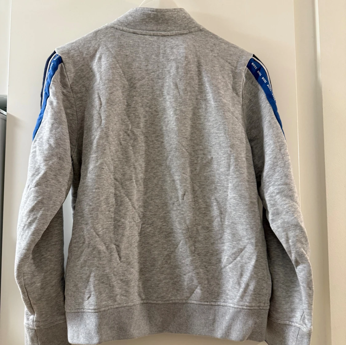 Grå ziptröja från BOSS med blå detaljer - 4