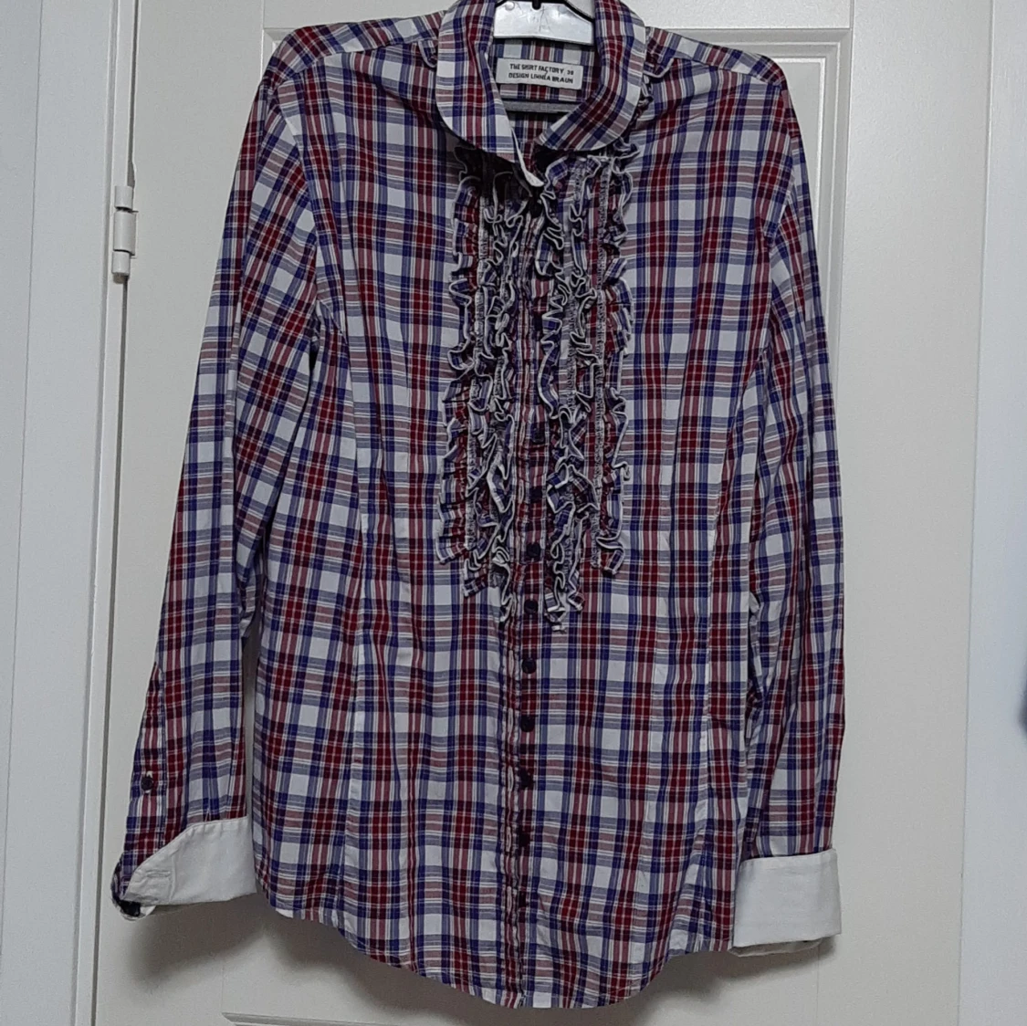 Rutig skjorta med volang från The Shirt Factory