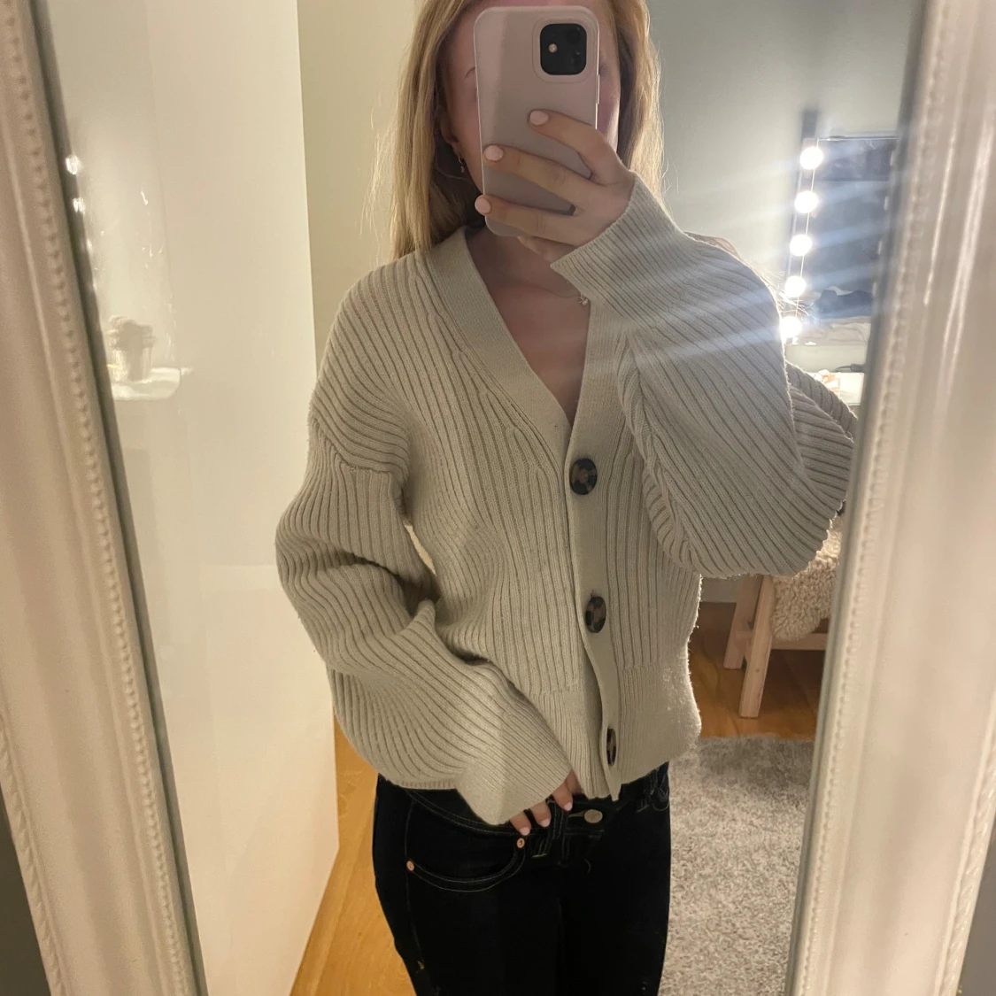 Beige ribbad kofta med stora knappar - 3