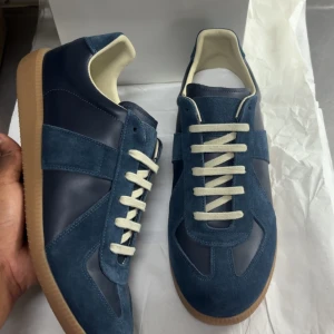 Maison Margiela GATS - Säljer ett par feta blåa maison margiela gats i storlek 41. Skorna kommer med box,shoe dustbag osv. Skorna är helt oanvända alltså deadstock och väldigt unika. Vid frågor/funderingar är de bara att skicka ett dm🤩