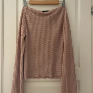 Ljusrosa långärmad topp från 157 - Supersöt ljusrosa topp från 157 med lång ärm och vågig struktur i tyget. En rosa blus i st s Aldrig andvänd endast testad Köptes för 200 har jag för mig säljer för 150 Pris kan diskuteras