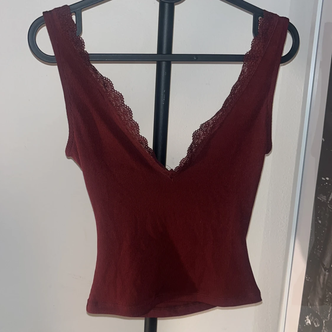 Vinröd ribbad linnetopp från NA-KD - 1