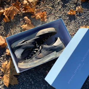 Navy blue philippe models - Tja säljer nu mina Philippe Models i storlek 42, skorna är i helt okej skick! 