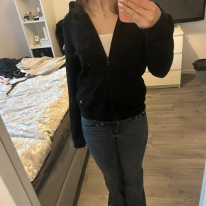 svart tröja  - tröja med dragkedja 