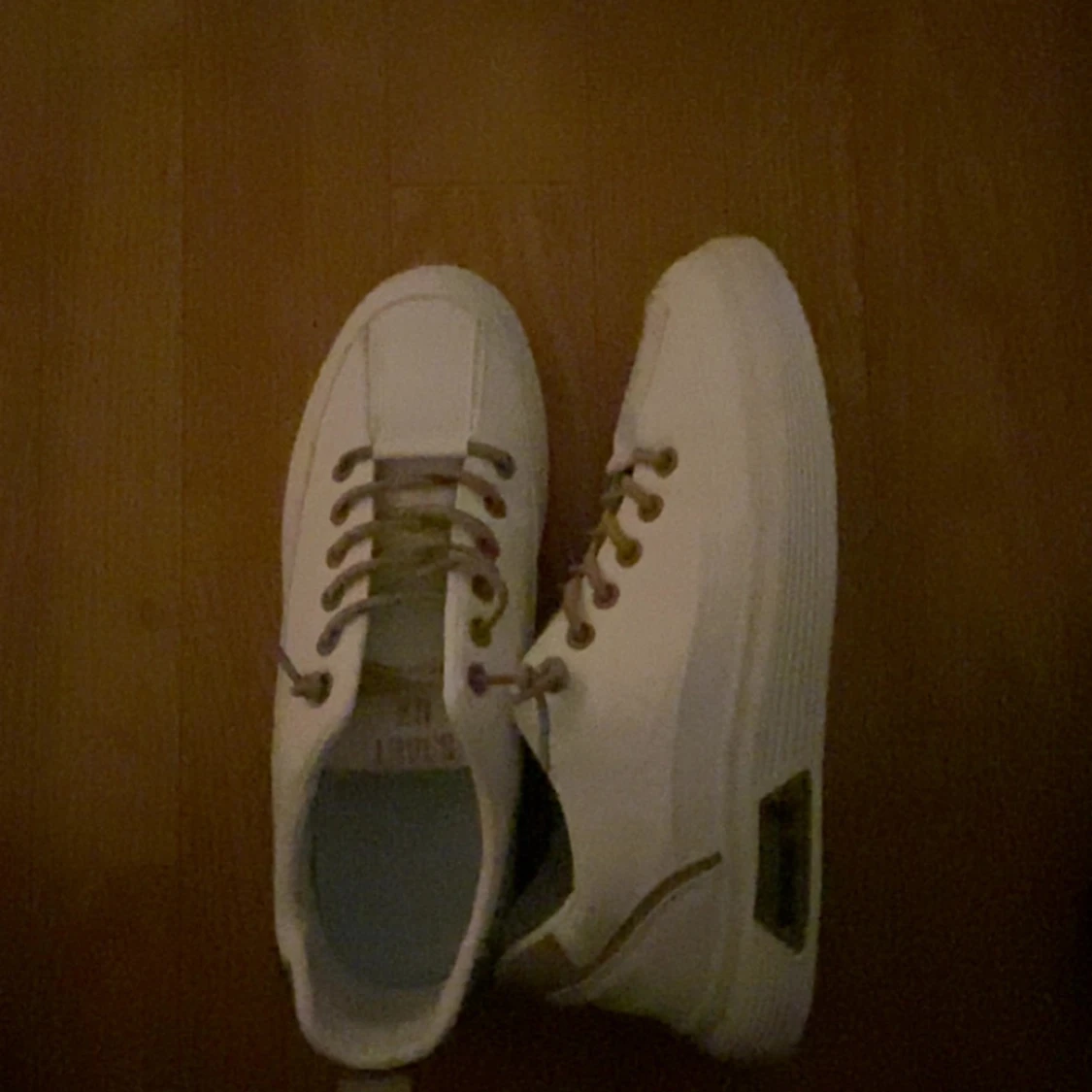 Vita sneakers med platt sula