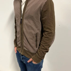  Hugo Boss zip  - Snygg brun ziptröja från Hugo Boss med |Tröjan har dragkedja framtill | två fickor med dragkedja och armbågslappar i manchester| Hör avdig vid frågor eller funderingar🤩!