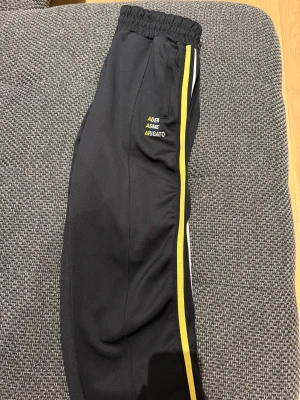 Aden Asme Arigato Byxor - Limiterade byxor från Arigato. Det gjordes en colab med Aden och Asme. Dessa byxor påminner om Palm angels byxor. Extremt bekväma och perfekt för dig som gillar Asme eller Aden               Pris ej hugget i sten 🪨