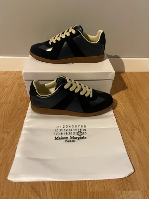 Maison Margiela - Helt nya Maison Margiela skor - storlek 44          Allt som syns på bilderna medföljer                       Helt oanvända.                                                           Vid frågor eller funderingar så är det bara att skriva👞💫