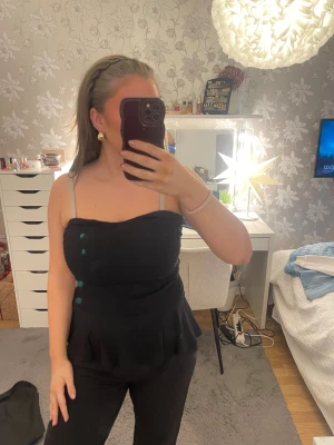 Bandeau topp - Knappt använd och är verkligen superfin!! Man får tänka bort bh banden!