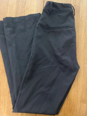 Kostymbyxor Vilma  - Jättefina byxor som tyvärr är för små! 🖤