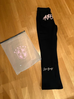 Avenir tracksuit-byxor storlek S - Svarta byxor från Avenir. Storlek S.  Helt nya, oanvända.  